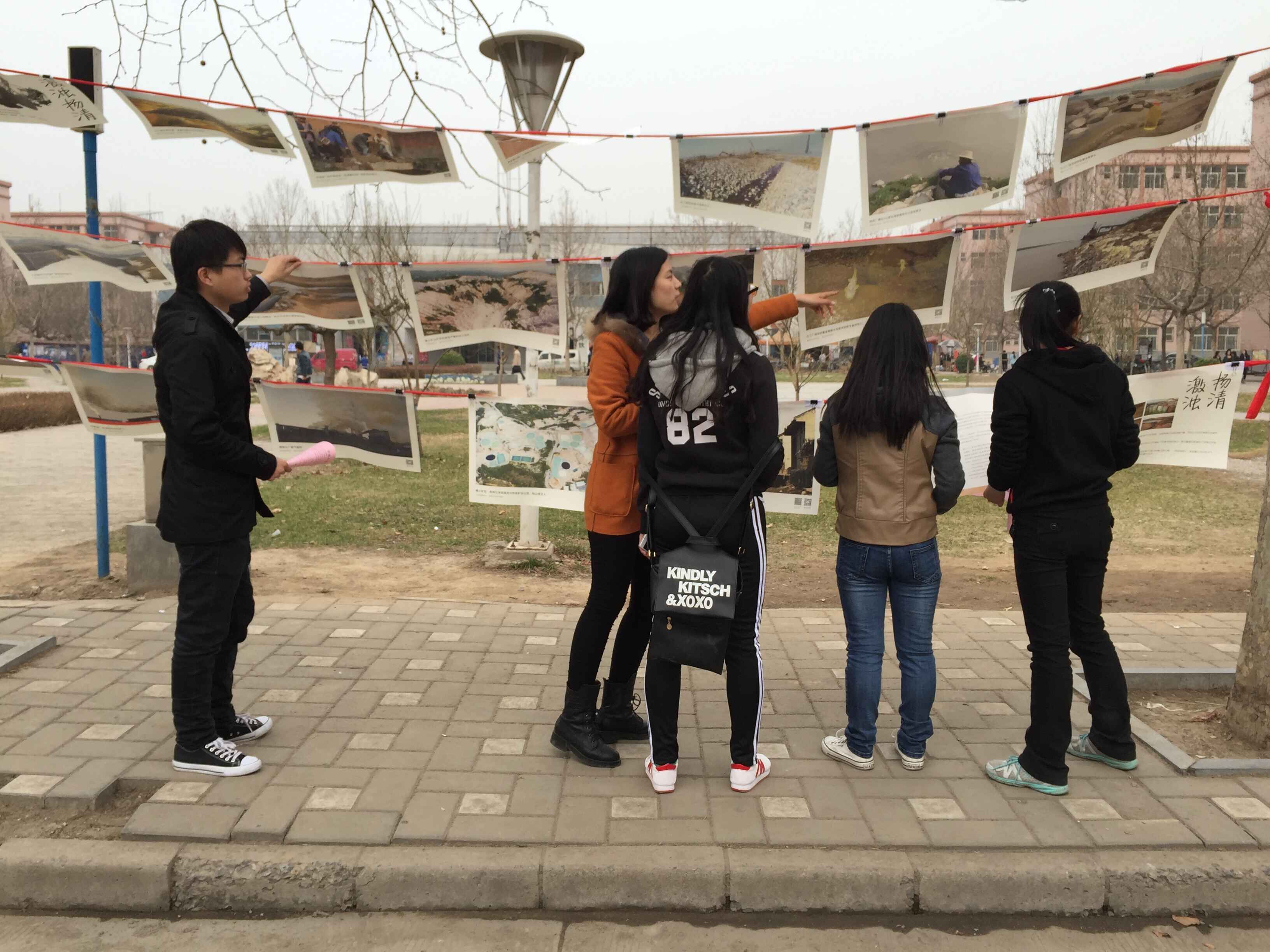 3044am永利集团官网研究生会成员为同学们讲解图片展.jpg 3044am永利集团官网研究生会成员为同学们讲解图片展.jpg